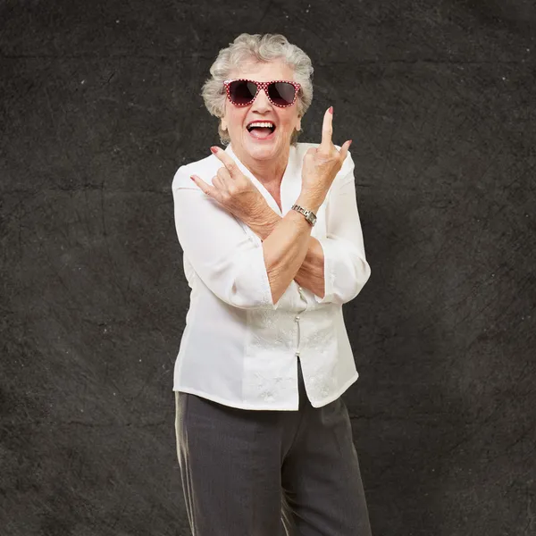 Äldre kvinna bär solglasögon gör funky åtgärder — Stockfoto