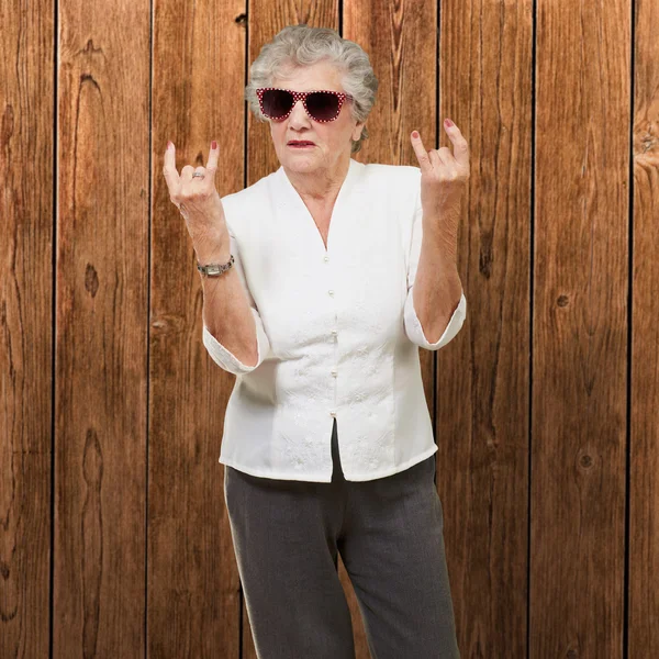 Donna anziana che indossa occhiali da sole facendo azione funky — Foto Stock