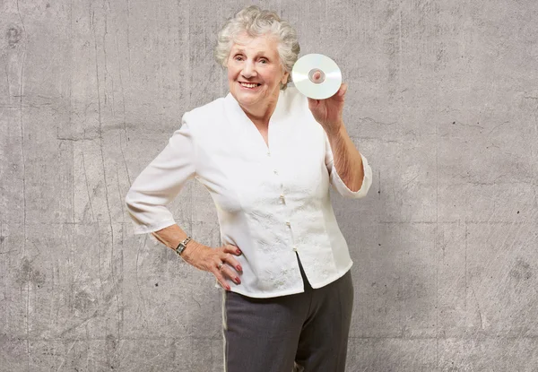 Donna anziana in possesso di cd — Foto Stock