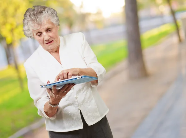 Senior mulher usando ipad — Fotografia de Stock