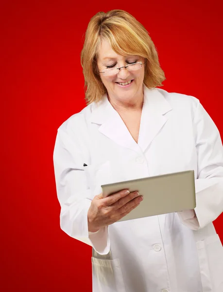 Женщина-врач держит цифровой планшет — стоковое фото