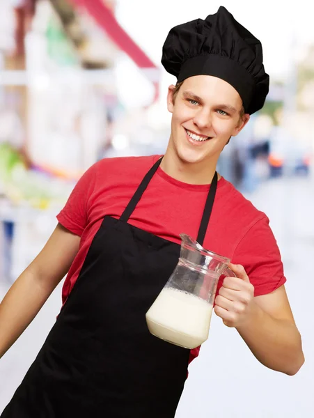 Portret młodej gotować człowieka posiadania mleka słoik na ulicy — Zdjęcie stockowe