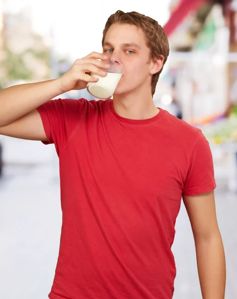 Portret van jonge man melk drinken op straat — Stockfoto