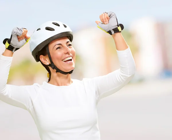 Vrouw dragen helm juichen — Stockfoto
