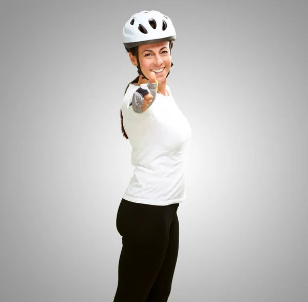 Mujer usando casco mostrando el pulgar hacia arriba — Foto de Stock