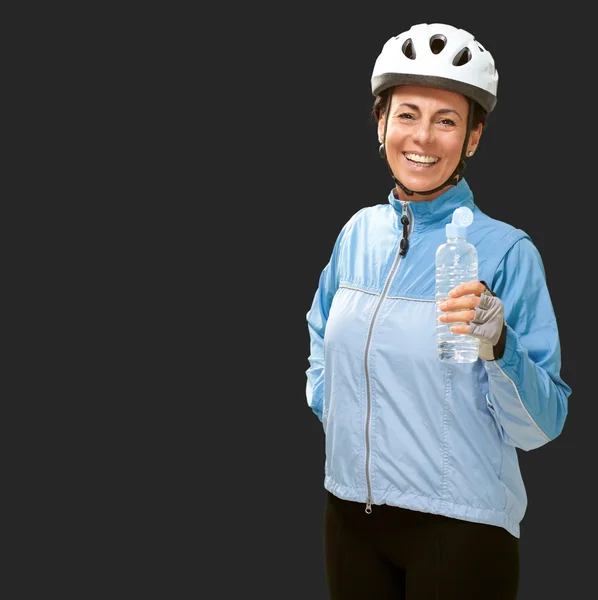 Porträt einer Radfahrerin mittleren Alters — Stockfoto