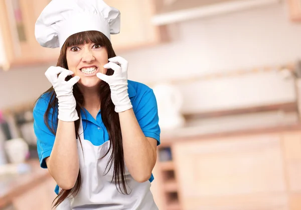 Chwycić kobieta kucharz — Zdjęcie stockowe