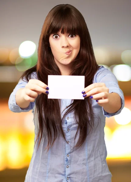 Menina engraçada mostrando papel em branco — Fotografia de Stock
