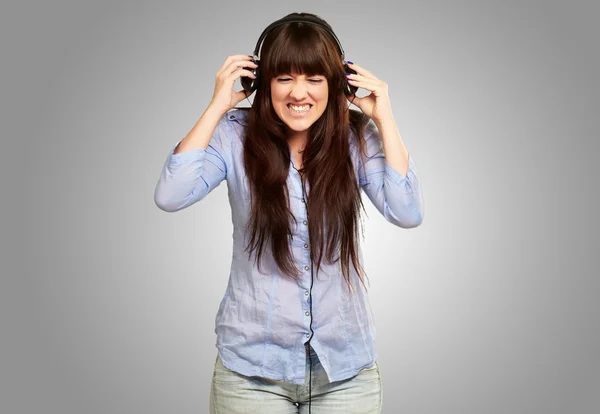 Раздраженная девушка слушает музыку — стоковое фото