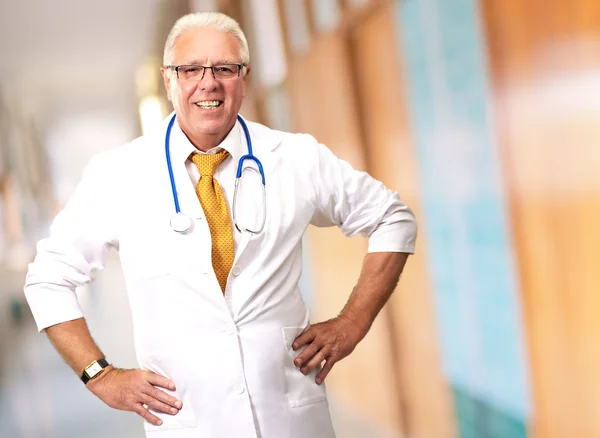腰に手を持つ年配の男性人医師 — ストック写真