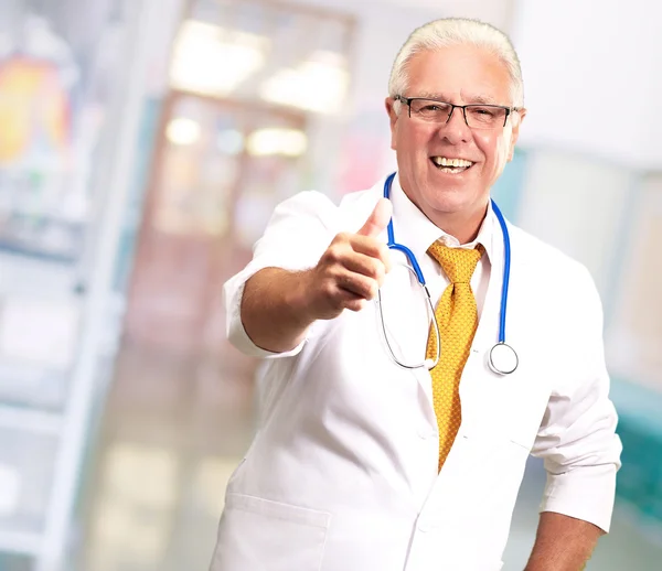 Šťastný muž doktor s palec nahoru — Stock fotografie