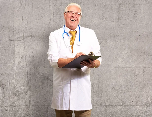 Šťastný muž lékař psaní na schránky — Stock fotografie