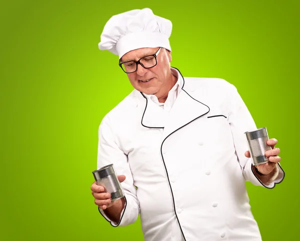 Portret van een chef-kok blikjes houden — Stockfoto