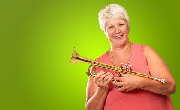 Mogen kvinna blåser sin trumpet — Stockfoto