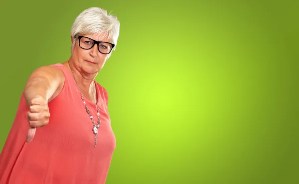 Mujer mayor con pulgares hacia abajo —  Fotos de Stock