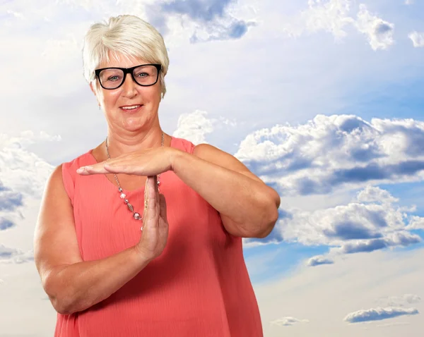年配の女性示すタイムアウト信号の肖像画 — ストック写真