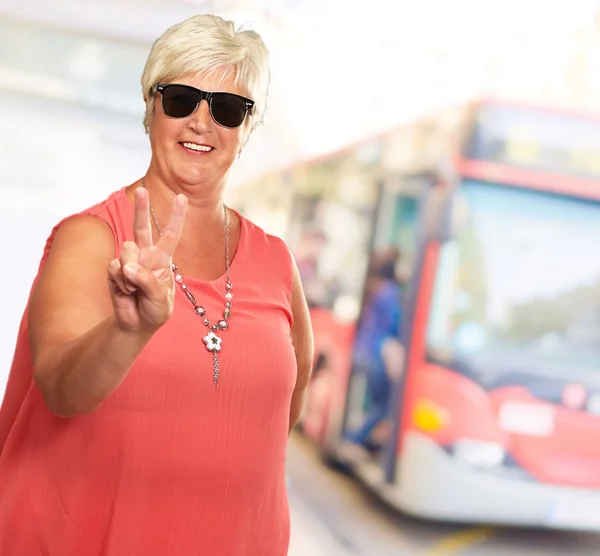 Portrait Of A Senior Woman Showing Victory Sign — Stock Photo, Image