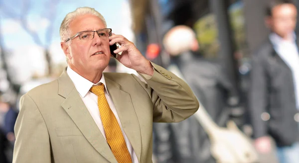 Starší muž mluví po telefonu — Stock fotografie