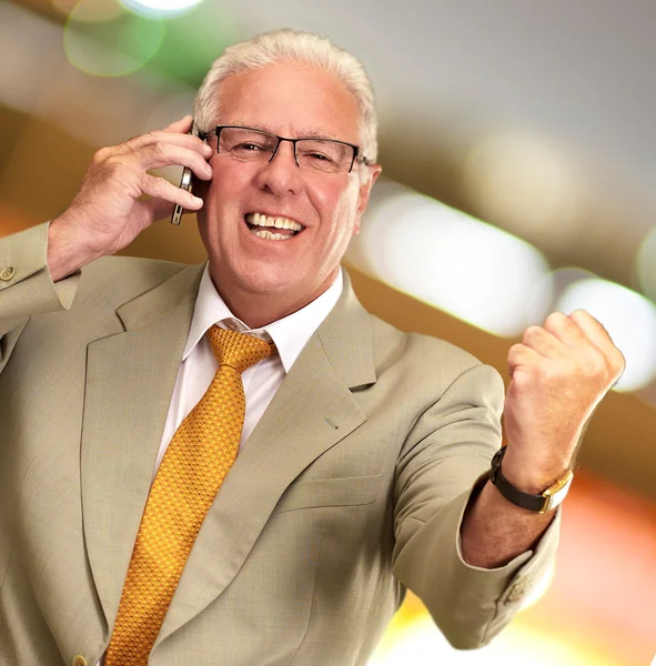 Senior zakenman met behulp van telefoon juichen — Stockfoto