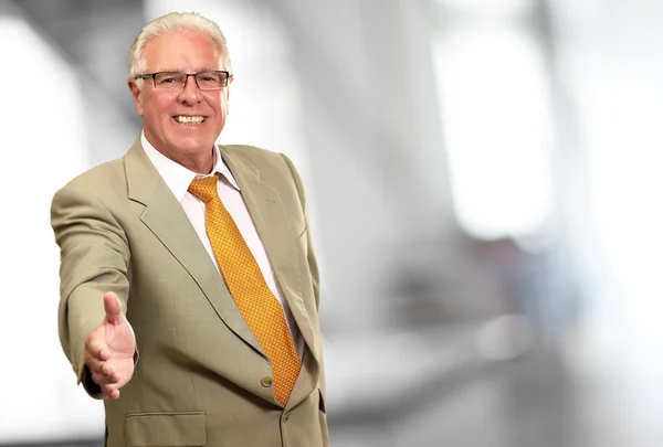 Senior business man erbjuder handslag — Stockfoto