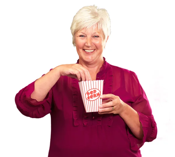 Stara kobieta jeść popcorn — Zdjęcie stockowe