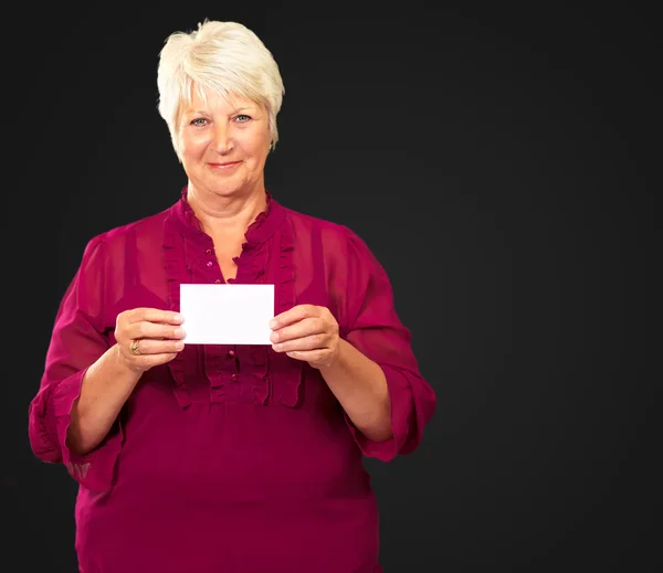 Ανώτερος γυναίκα που κρατά μια κάρτα — Φωτογραφία Αρχείου