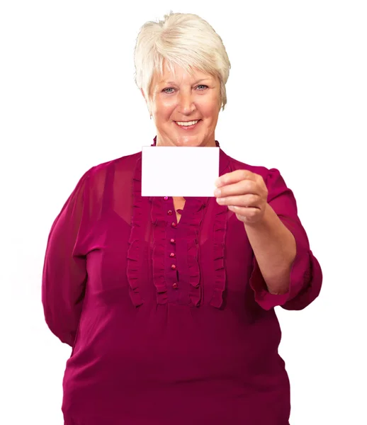 Retrato de uma mulher sênior segurando um cartão em branco — Fotografia de Stock