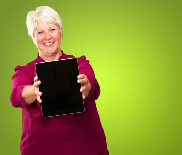 Portret kobiety starszy trzyma laptopa — Zdjęcie stockowe