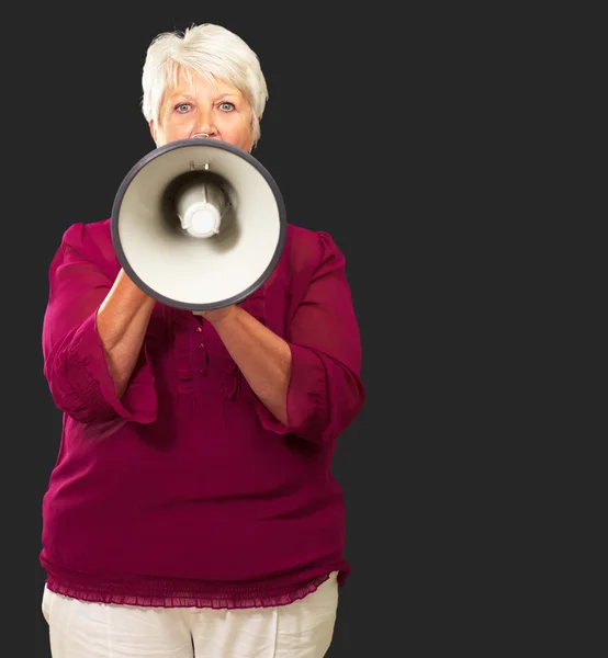 Retrato de una mujer mayor con megáfono —  Fotos de Stock