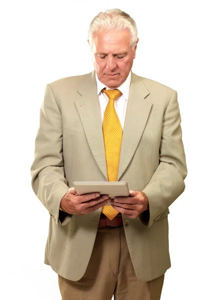 Porträt eines älteren Mannes, der an einem Laptop arbeitet — Stockfoto