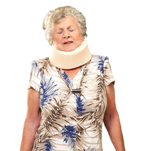 Una donna anziana che indossa un collare — Foto Stock