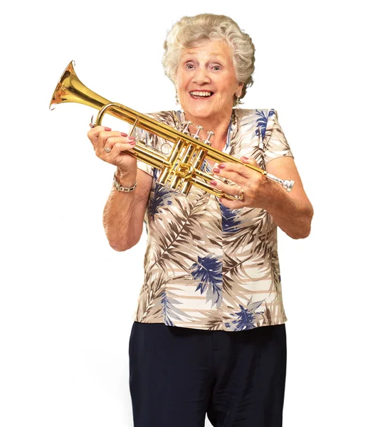 Retrato de uma mulher sênior segurando uma trombeta — Fotografia de Stock