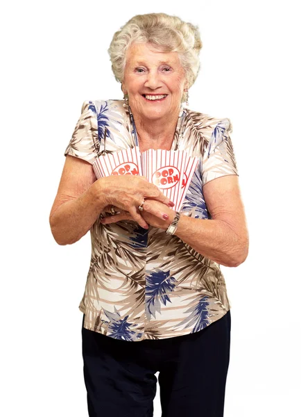 Портрет пожилой женщины с коробкой попкорна — стоковое фото