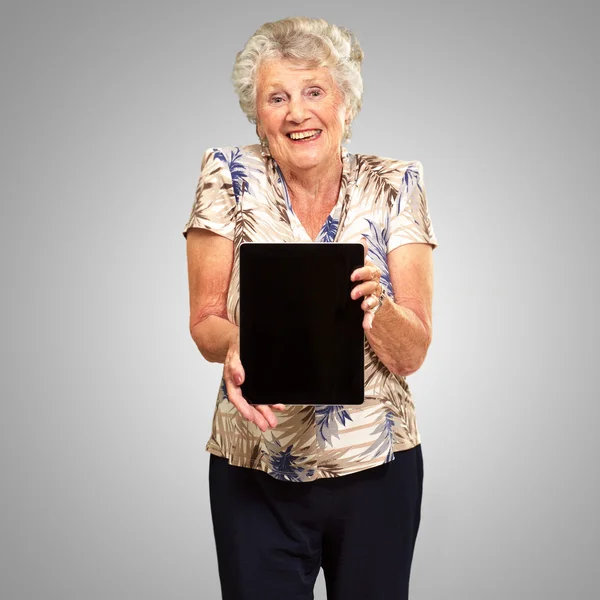デジタル タブレットを保持している年配の女性の肖像画 — ストック写真