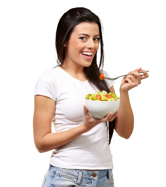 Ung flicka äter sallad från skål — Stockfoto
