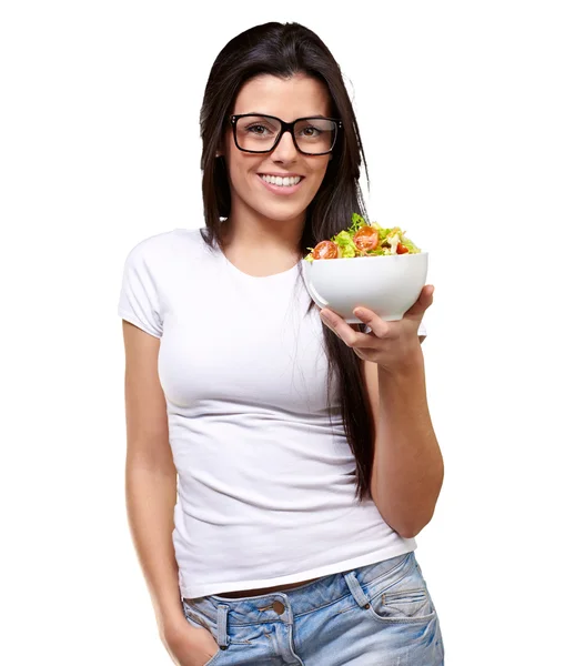 Молодая девушка показывает миску салата — стоковое фото