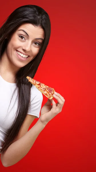 Femme tenant un morceau de pizza — Photo