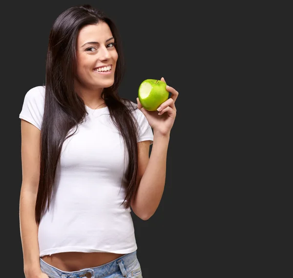 Retrato de uma fêmea comendo uma maçã — Fotografia de Stock