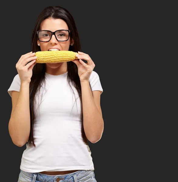 Young Girl Eating Corn — Stok fotoğraf