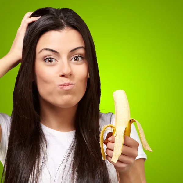 Uma jovem mulher comendo uma banana — Fotografia de Stock