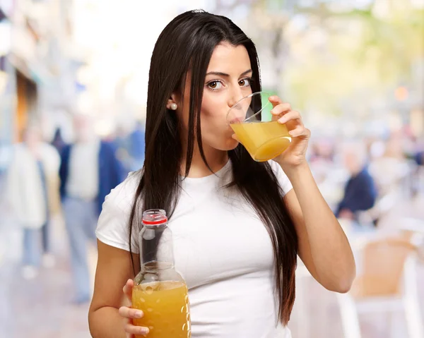 喝果汁的年轻女孩 — 图库照片