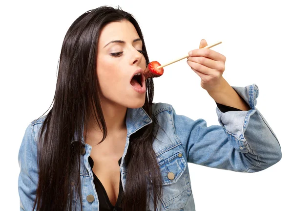 Porträt einer Frau, die Erdbeere mit Schokoladensauce isst — Stockfoto