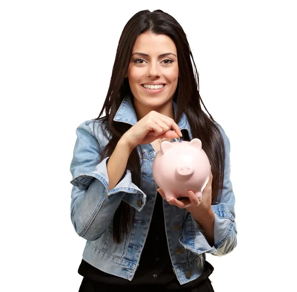 Porträtt av en kvinna som håller ett mynt och piggybank — Stockfoto