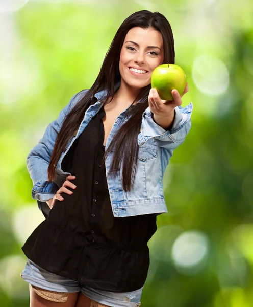 Mulher mostrando maçã verde — Fotografia de Stock