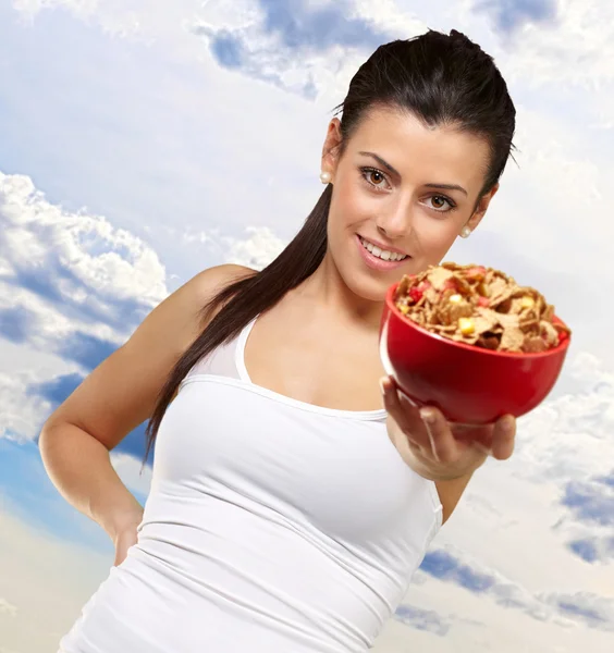 Tahıl bowl tutan genç kadın — Stok fotoğraf