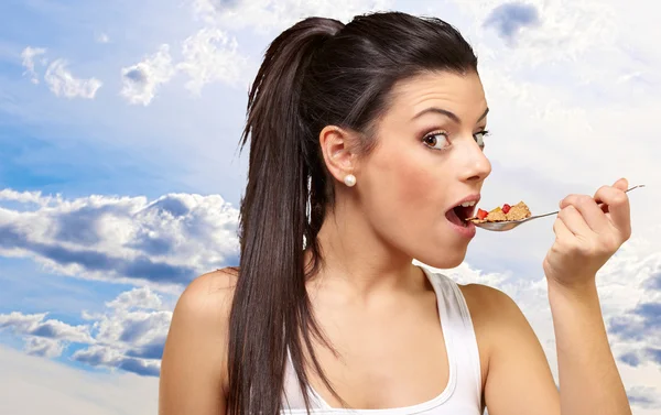 Νεαρό κορίτσι τρώει τα κορν φλέικς με κουτάλι — Φωτογραφία Αρχείου