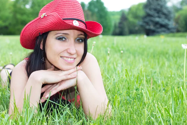 Sorrindo menina ao ar livre — Fotografia de Stock