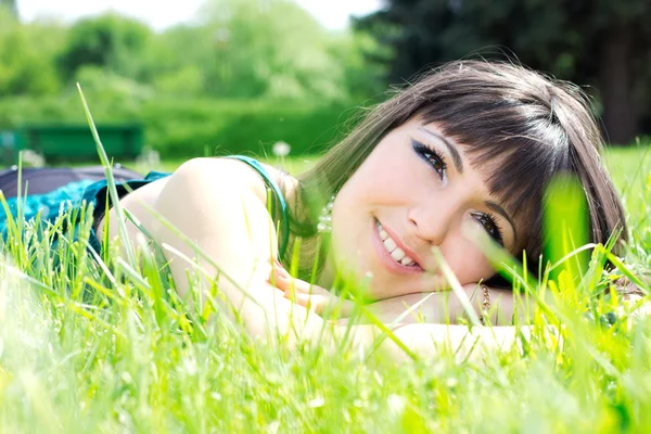 Chica feliz al aire libre — Foto de Stock