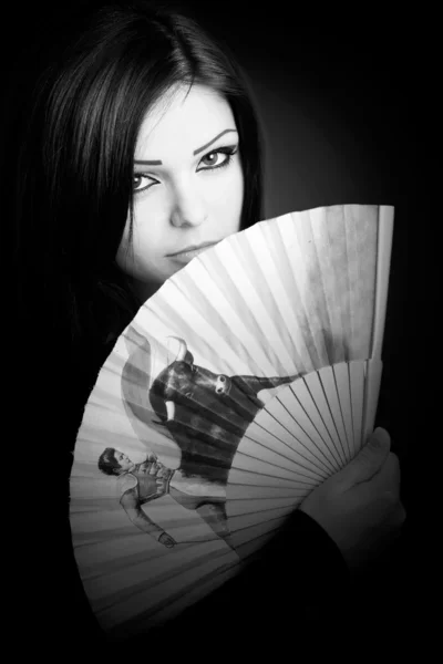 Krásná dívka s ventilátorem — Stock fotografie
