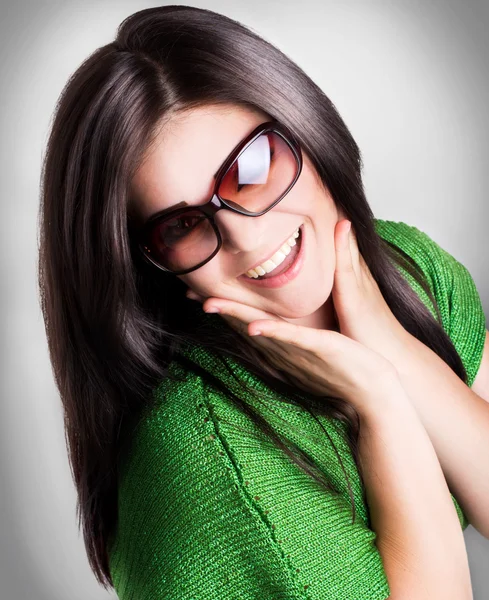 Menina feliz usando óculos de sol — Fotografia de Stock